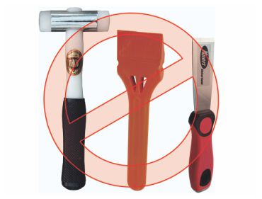 Cunha plástica, martelo e talhadeira, com símbolo negativo, para demonstrar que não é necessário na instalação do guarda-corpo Vitrum.