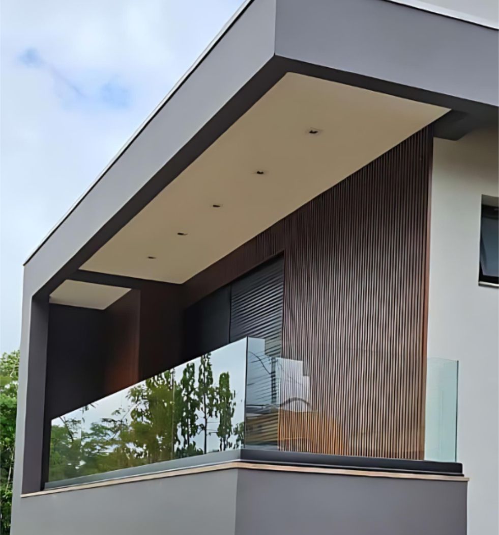 Instalação de um perfil autoportante, guada-corpo Vitrum em uma sacada, onde seu acabamento combina com as cores das esquadrias das janelas, e não atrapalha a visa de dentro para fora e nem de fora para dentro.